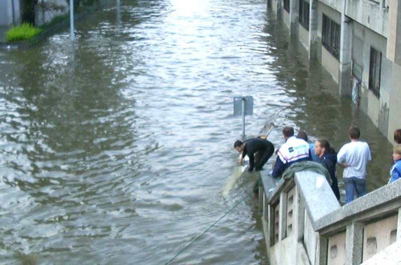 Smutné obrázky z pražských loděnic - povodně 2002
